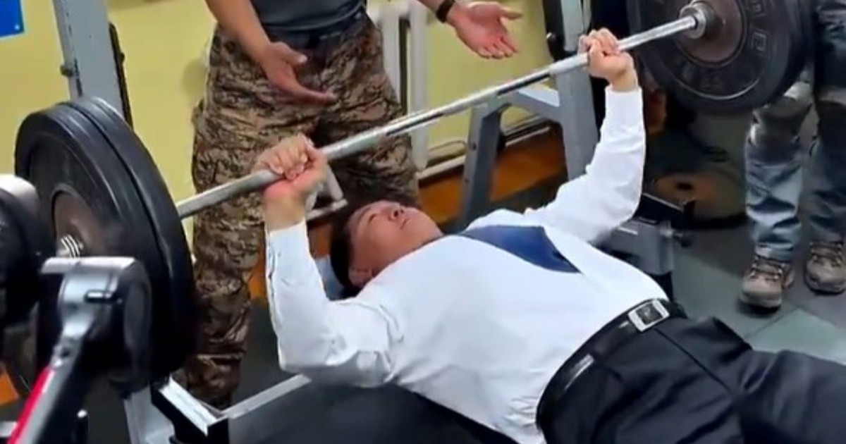 la-inesperada-demostracion-de-fuerza-del-presidente-de-mongolia:-con-traje-y-corbata,-levanto-90-kilos-en-20-repeticiones
