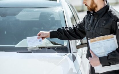 Un camionero evitó una estación de pesaje en California y la CHP lo detuvo: descubrieron una placa falsa y problemas con su licencia