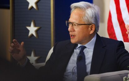 El CEO de Nvidia dijo que las predicciones apocalípticas sobre la IA “son inventadas” y Trump lo llamó en vivo