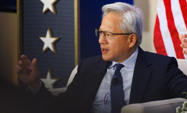 El CEO de Nvidia dijo que las predicciones apocalípticas sobre la IA “son inventadas” y Trump lo llamó en vivo