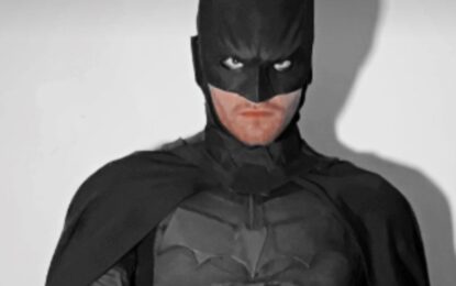 Se disfrazó de Batman para una fiesta y terminó recuperando un bolso robado en la calle tras escalar un muro