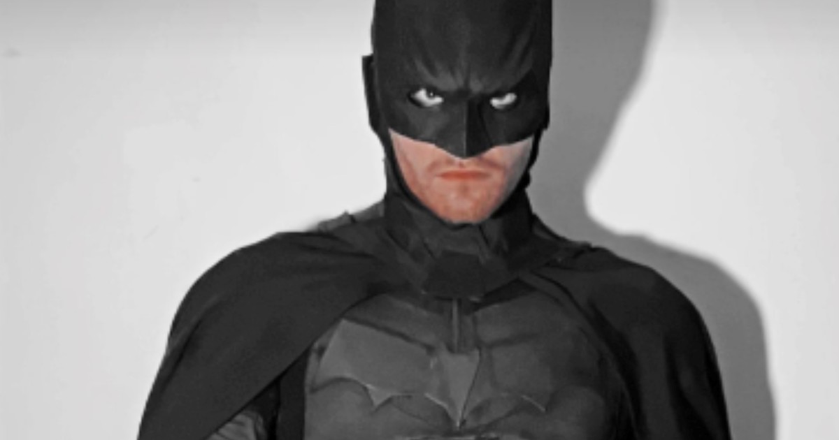 se-disfrazo-de-batman-para-una-fiesta-y-termino-recuperando-un-bolso-robado-en-la-calle-tras-escalar-un-muro