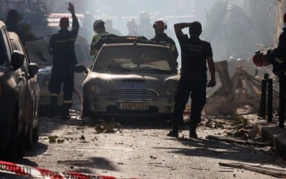Una explosión en pleno centro histórico de Atenas derrumbó un edificio y dejó heridos cerca de la Acrópolis