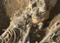 Hallaron los restos de una madre abrazando a su pequeño hijo en la excavación de un cementerio medieval