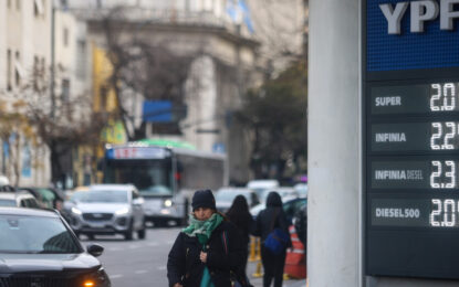 El Gobierno volvió a postergar la suba de impuestos a los combustibles tras los aumentos de las naftas
