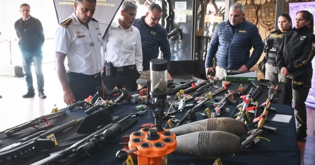 cordoba:-detuvieron-a-12-personas-e-incautaron-un-arsenal-en-un-megaoperativo-por-venta-ilegal-de-armas-en-redes-sociales-y-apps
