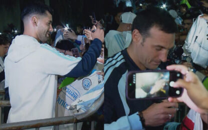 Pura emoción: el gran gesto del Dibu Martínez con un pequeño fanático antes del partido de la Selección argentina ante Bolivia