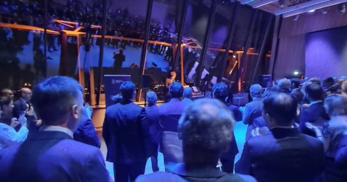 javier-milei-cerro-su-gira-en-paris-con-un-cocktail-en-la-torre-eiffel-con-gobernadores,-empresarios-y-musica-clasica