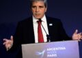 Luis Caputo: «No estamos en recesión, estamos creciendo menos que antes por los shocks internacionales y el tema político»