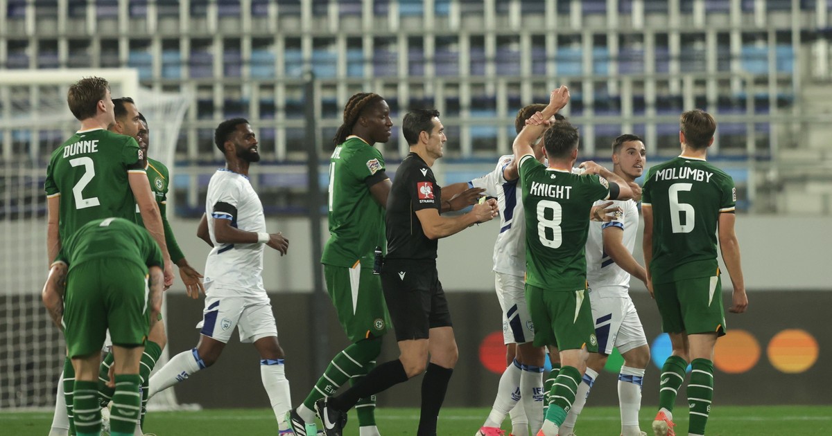 el-reclamo-del-dt-de-irlanda-a-la-uefa-despues-de-los-tensos-partidos-contra-israel-por-la-nations-league:-«no-se-lo-deseo-a-nadie»