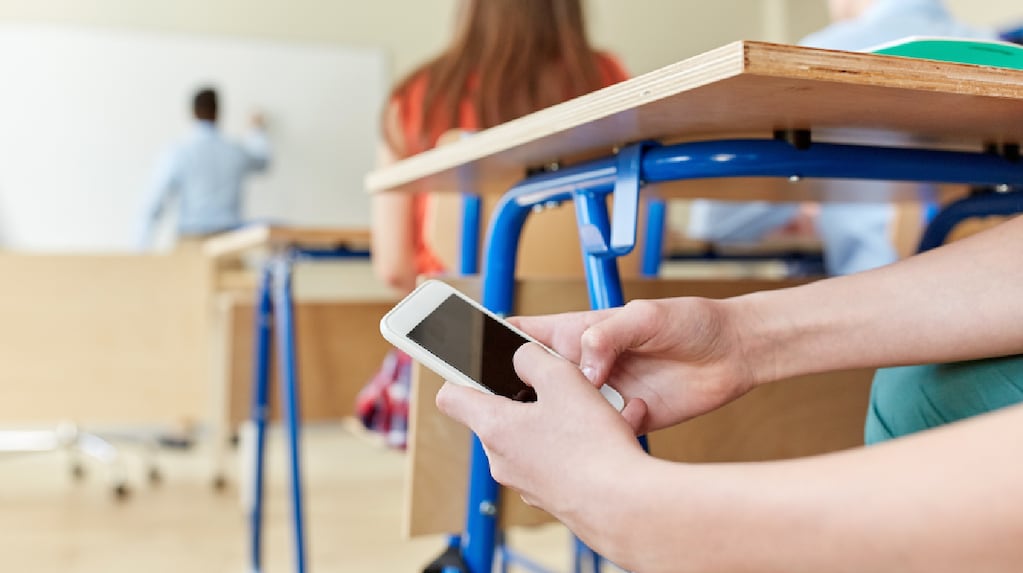 La provincia de Buenos Aires busca regular el uso del celular en el nivel secundario