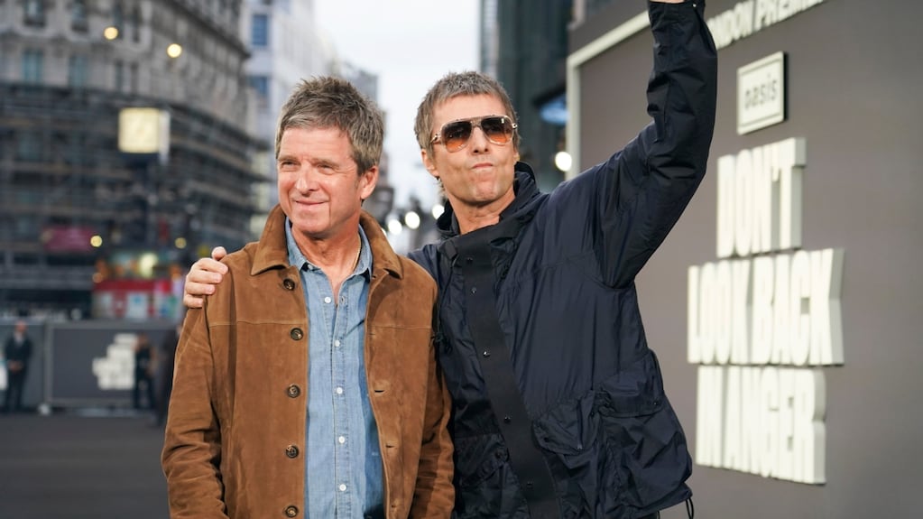 Noel y Liam Gallagher posando en el estreno de Oasis: Don't Look Back In Anger en Londres
