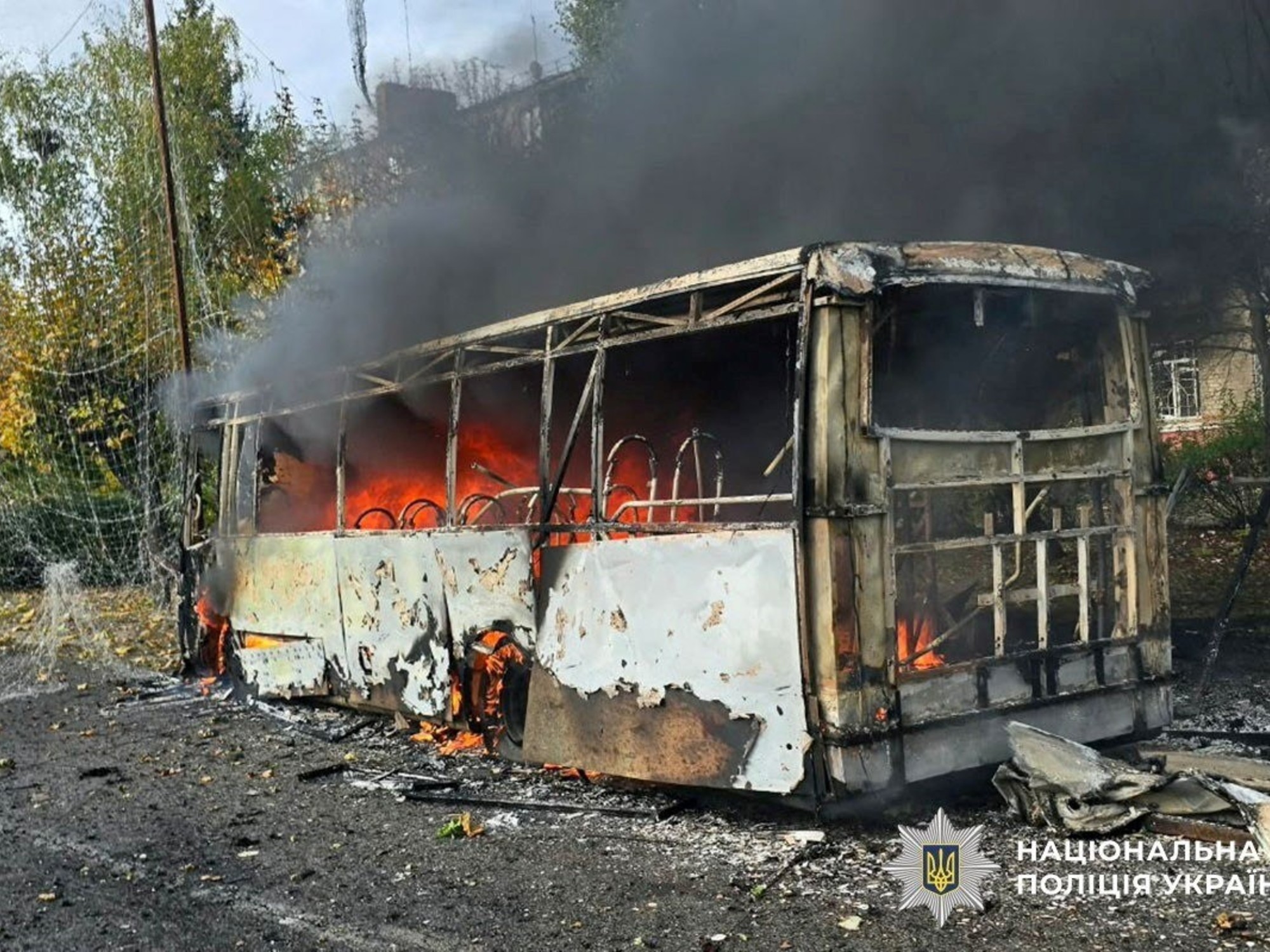 Uno de los ómnibuses en llamas