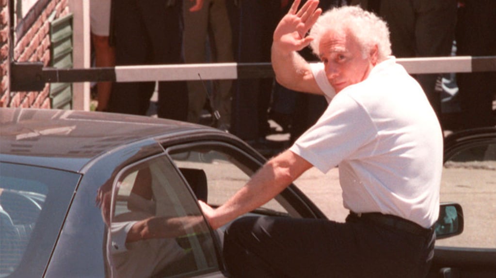 Guillermo Coppola sube a un auto tras recuperar la libertad, luego de pasar 97 días detenido por una causa de narcotráfico que terminó revelando una trama de pruebas plantadas y corrupción judicial