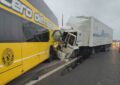 Choque múltiple en Campana: un camión embistió a un micro y a una camioneta detenidos en la banquina