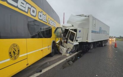 Choque múltiple en Campana: un camión embistió a un micro y a una camioneta detenidos en la banquina