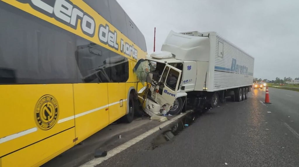 Choque múltiple en Campana: un camión embistió a un micro y a una camioneta detenidos en la banquina