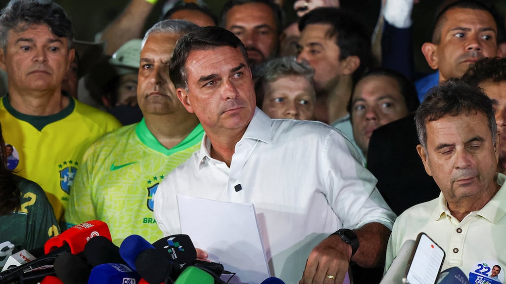Flávio Bolsonaro, senador del Partido Liberal, durante un discurso en Brasilia tras la segunda vuelta electoral