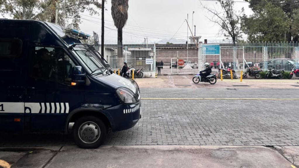 Dos presos tomaron de rehén a un penitenciario en Mendoza