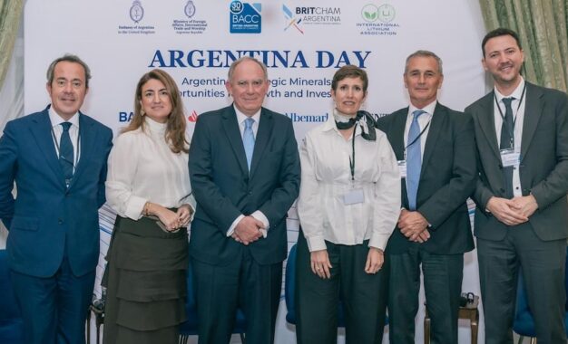 En plena tensión por Malvinas, el Gobierno salió a buscar inversiones mineras en Londres