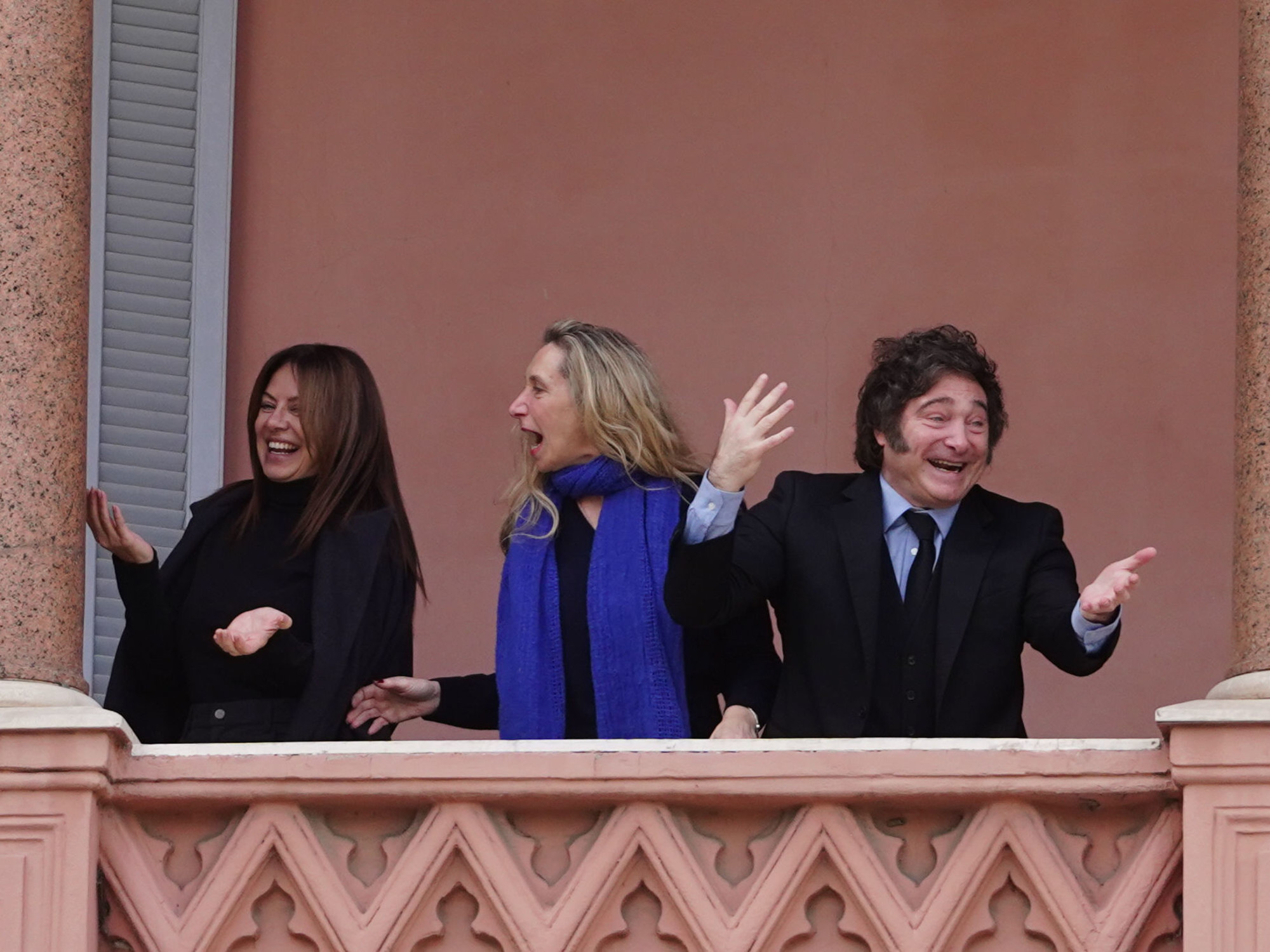 Antes de la reunión de Gabinete, el presidente Javier Milei salió al balcón de la Casa Rosada a saludar