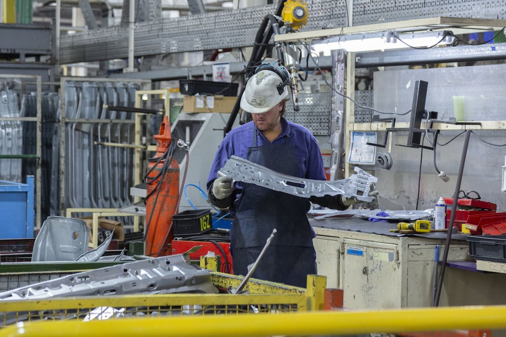 La producción industrial cayó 0,2% mensual en septiembre, según la UIA