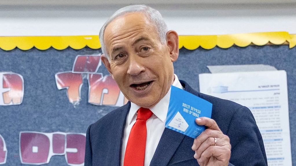 El primer ministro Benjamin Netanyahu votó esta mañana en Jerusalén