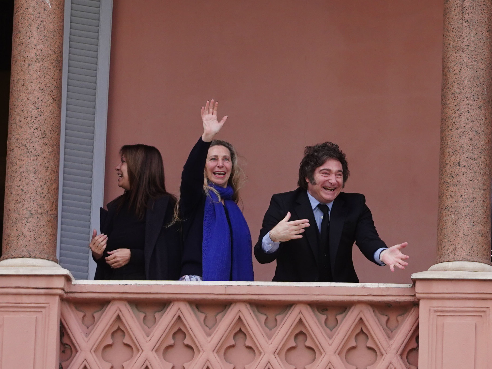 Javier Milei y su hermana Karina en el balcón de la Casa Rosada