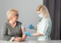 Una vacuna personalizada contra el cáncer redujo hasta un 58% el riesgo de recaída en melanoma