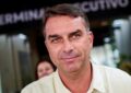 Flávio Bolsonaro dejó Brasil y viaja a Estados Unidos, donde pedirá asilo político, según Reuters y su partido