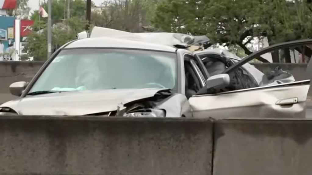 El otro auto involucrado en el choque quedó contra la divisoria de hormigón de la Panamericana y sufrió importantes daños en la parte trasera
