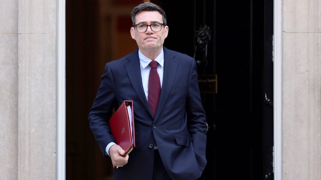 El primer ministro británico Andy Burnham, en una salida de Downing Street