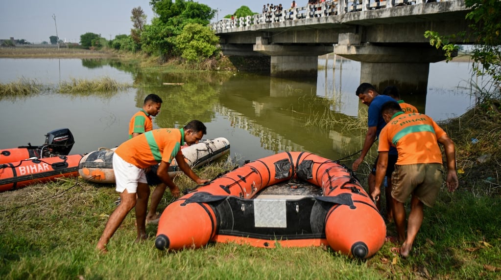 Siguen los operativos de búsqueda en el río Ganges