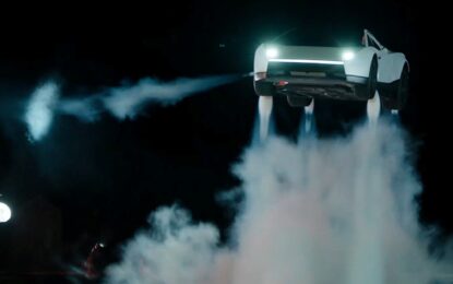 Tesla presentó el Roadster, su deportivo que puede volar, con una demostración encabezada por Elon Musk
