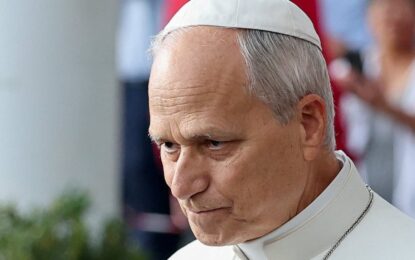 El Papa recibió el alta, salió caminando del Gemelli y su cirujano dijo que «no hay motivos» para suspender el viaje a la Argentina