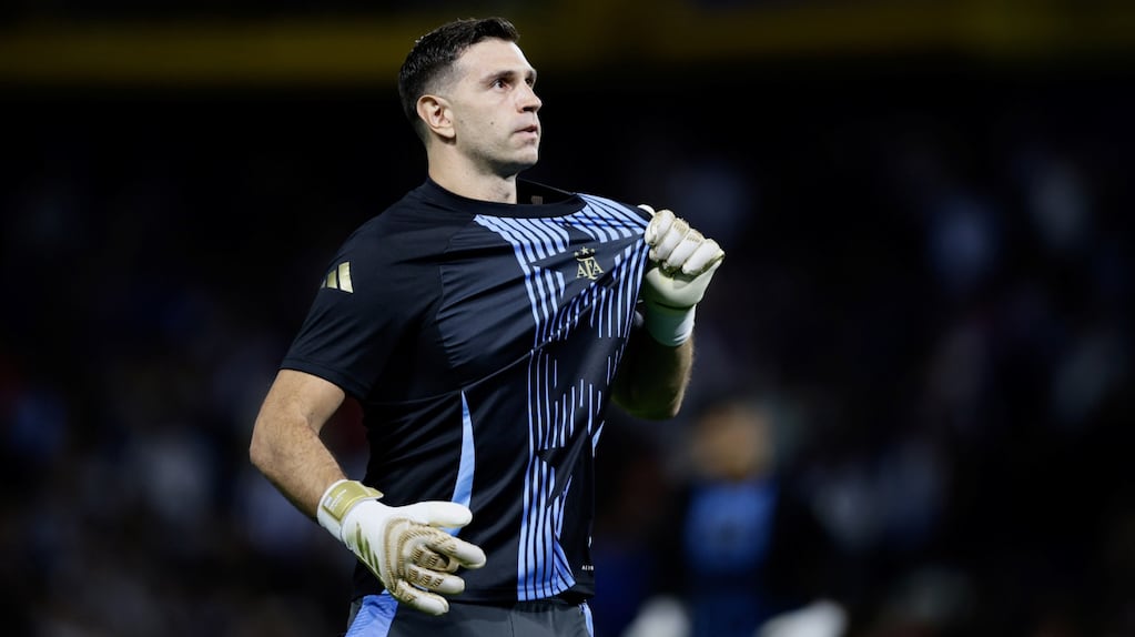 Dibu Martínez se perderá los amistosos de la Selección argentina ante Uruguay y Costa Rica