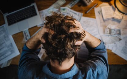 Más de la mitad de los argentinos se endeudó en los últimos seis meses, sobre todo para comer y pagar servicios