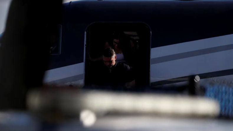 El momento de la llegada de Flávio Bolsonaro al aeropuerto de Miami.