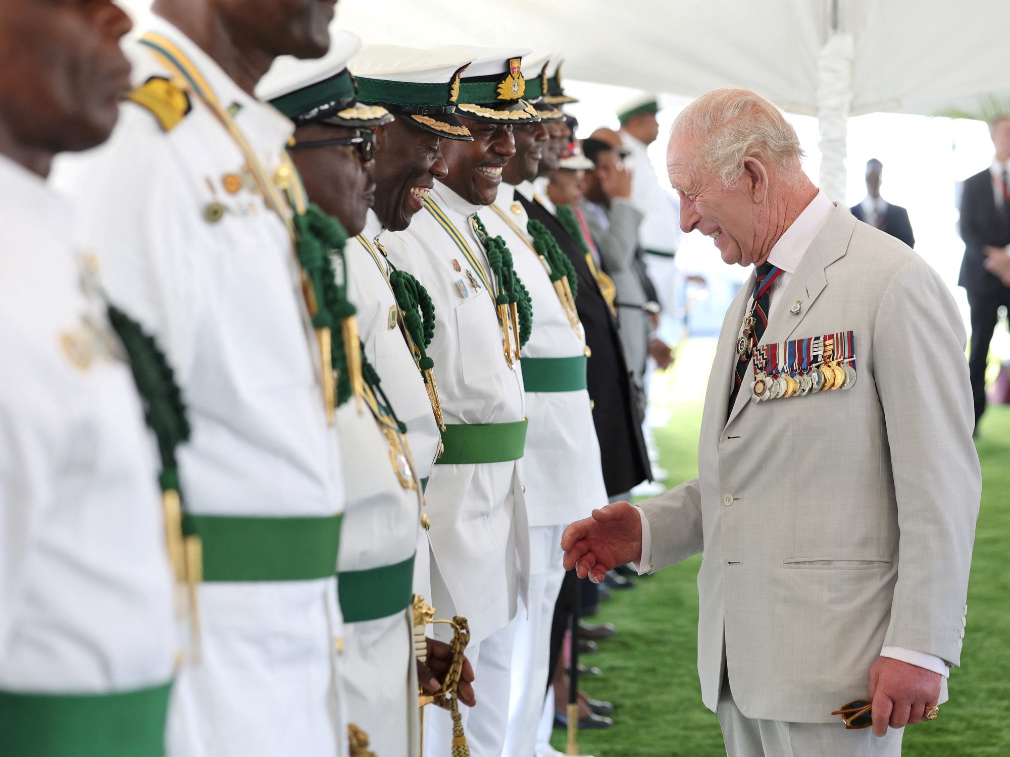 El rey Carlos III saluda a miembros de la Fuerza Real de Defensa de Bahamas, en una base militar en el país caribeño