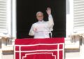 El Vaticano difundió la primera foto del Papa tras la operación y aseguró que muestra «mejoras constantes»