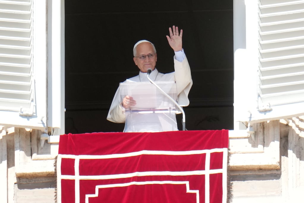 El papa León XIV, en el balcón con vistas a la plaza de San Pedro, días antes de su operación.