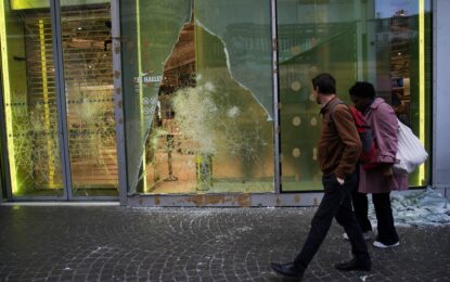 Francia impone toques de queda tras otra noche de saqueos y no descarta el estado de emergencia