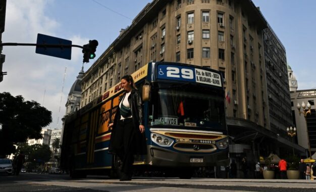 El Gobierno subirá los subsidios a los colectivos para evitar recortes de servicio y aumentos del boleto