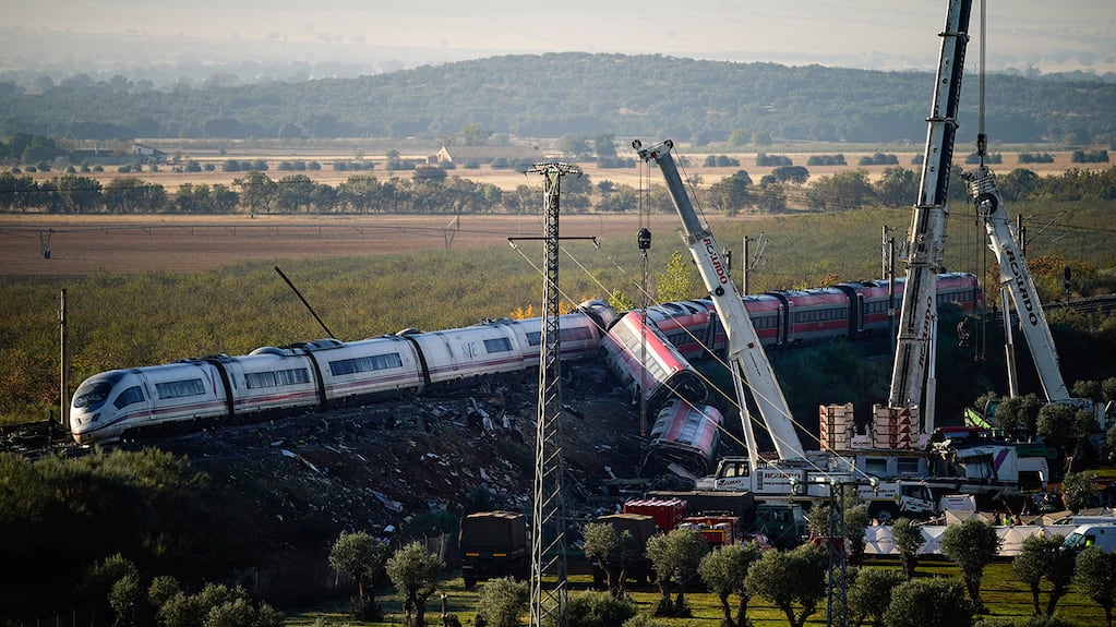 Grúas trabajan en la zona del choque de trenes cerca de Toledo, mientras avanzan las tareas de investigación.
