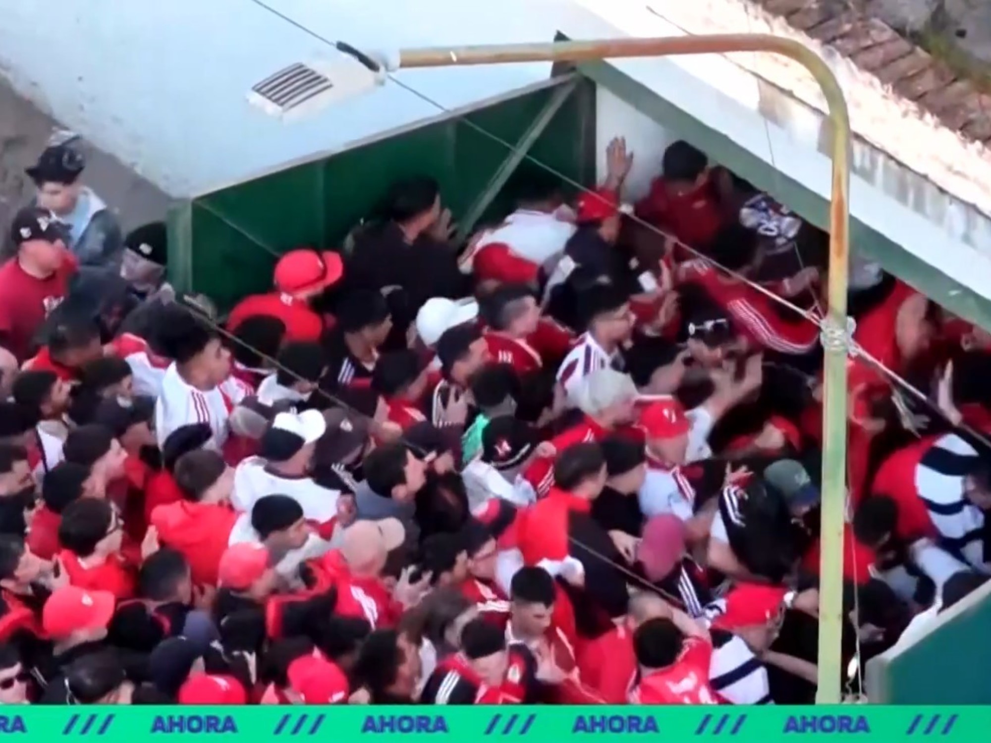 Descontrol en el ingreso de los hinchas de River en Junín