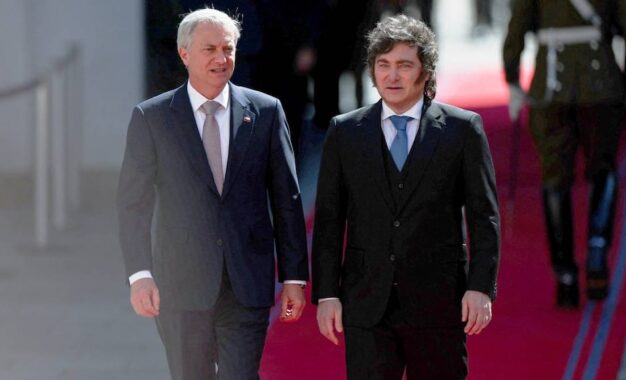 El Gobierno sigue de cerca la salida del buque chileno que reabrirá la ruta comercial con Malvinas y evita un choque con Kast
