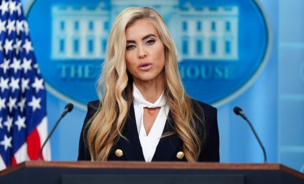 Trump echó a su nueva vocera a cinco días de asumir: se había presentado como abogada sin haber aprobado el examen