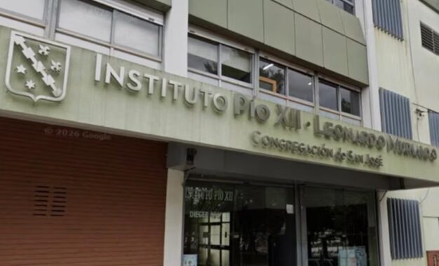 Escándalo en un colegio de Villa Bosch: alumnas denuncian que compañeros crearon y vendieron fotos de ellas desnudas con IA