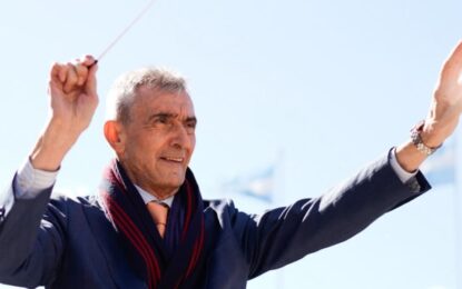 Nelson Castro sorprendió al dirigir una banda de 700 músicos en el Monumento a la Bandera