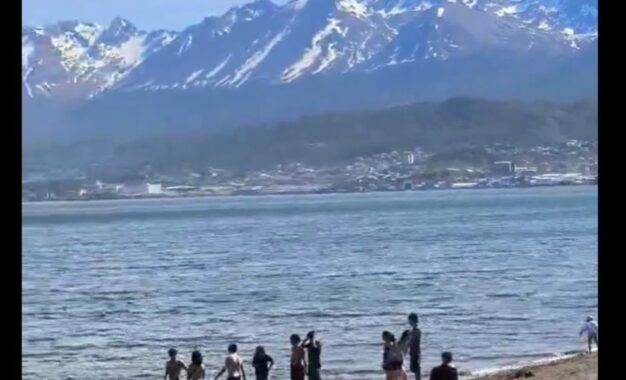 El país al revés: Ushuaia superó los 21 grados y la gente fue a la playa, mientras Buenos Aires tiritaba de frío